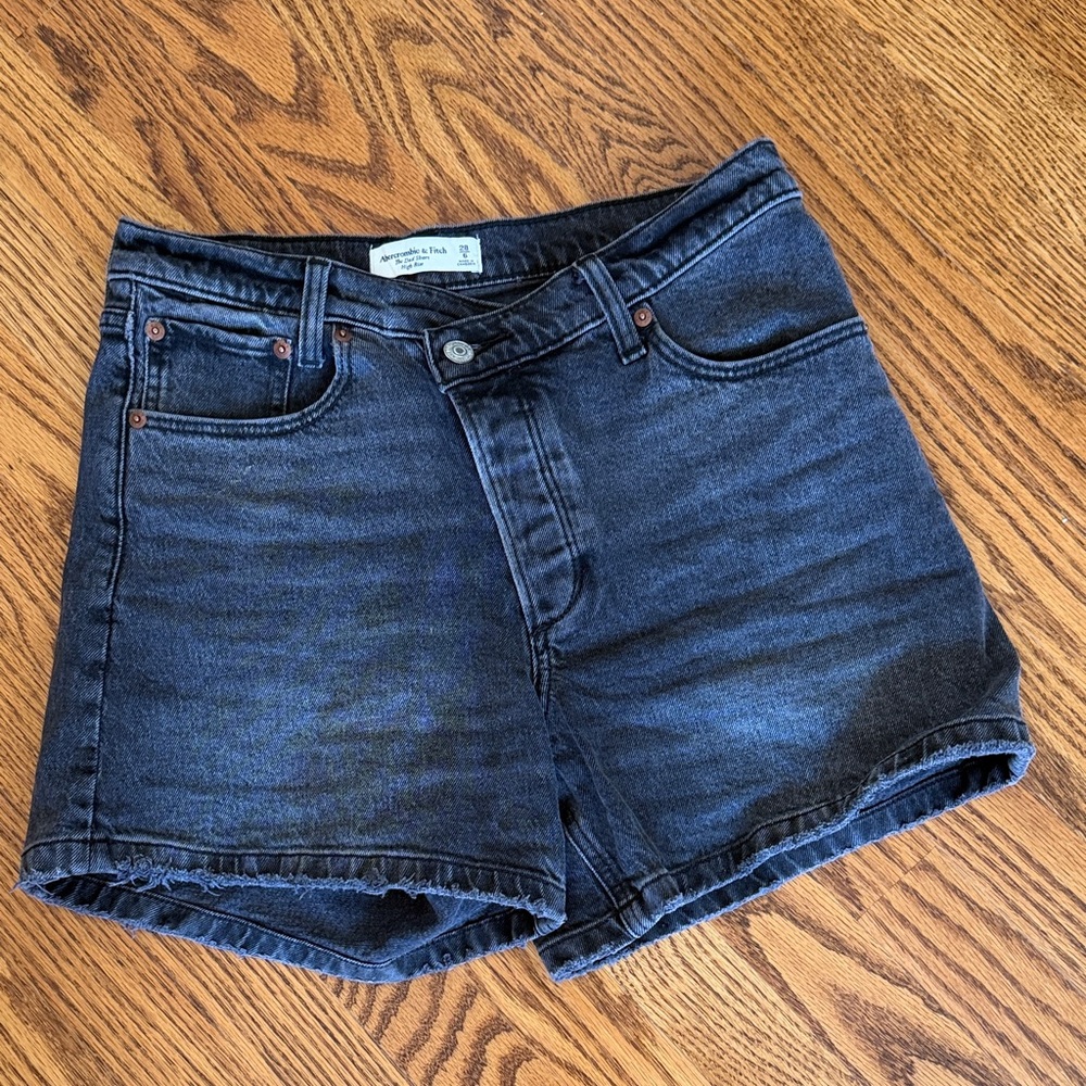 Abercrombie & Fitch Dad High-Rise Shorts in Washed Black 28. 6